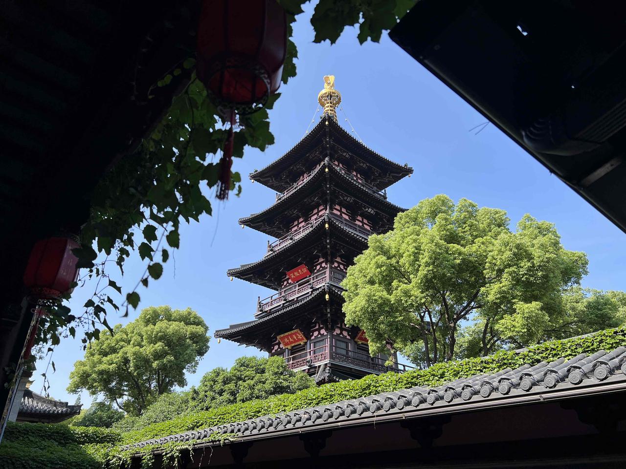 如果不是身临其境，很难领会张继的《夜泊枫桥》。枫桥、江村桥、姑苏城、寒山寺……蜂