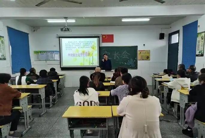 家长托同班同学的爸妈把简历递到热门民办校，对方满口答应。录取榜一出，人家娃上榜