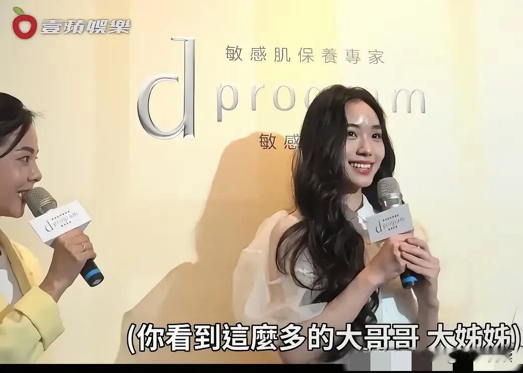 小S的二女儿Lily出来营业了别看年纪不大但经验很足小S半年没复工赚大米