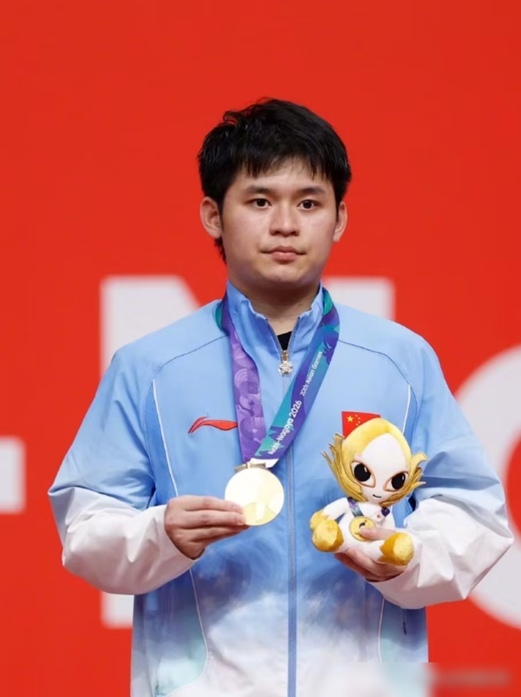 王楚钦直接不打了，亚锦赛男团这杆大旗，啪一下砸林诗栋头上了。10月19号塔什干开打，国乒名单一出，好