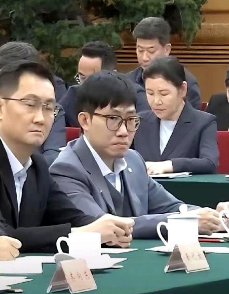 “去收割外国市场才叫真英雄！”这话像冰渣子一样甩出来，梁文峰没接，只是那双眼死死