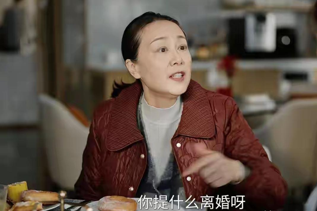 连看几集《蜜语记》，居然对饰演蜜语妈妈的吴玉芳生出了一丝“嫌弃”。不是她演的不