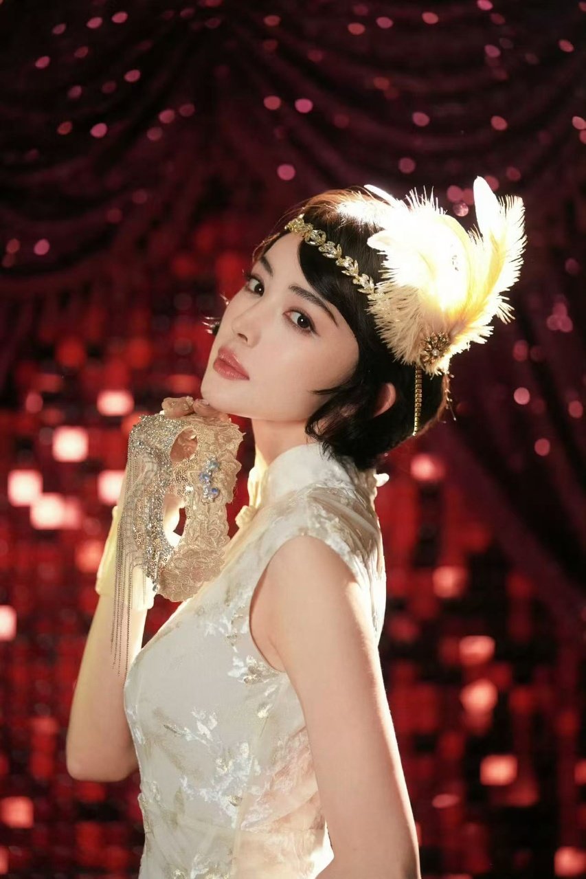 娜扎金宝旗袍造型娜扎民国歌女造型羽毛王冠搭配金色旗袍..像是从画报上走下来的歌女