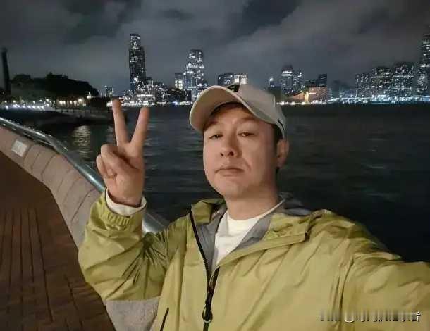 张颂文这一次瞒不住了，也是太能隐瞒了，​不是被救援家人送锦旗真的就没人知道，张颂