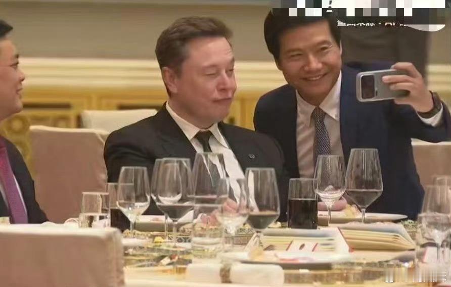 马斯克搁这挤眉弄眼的