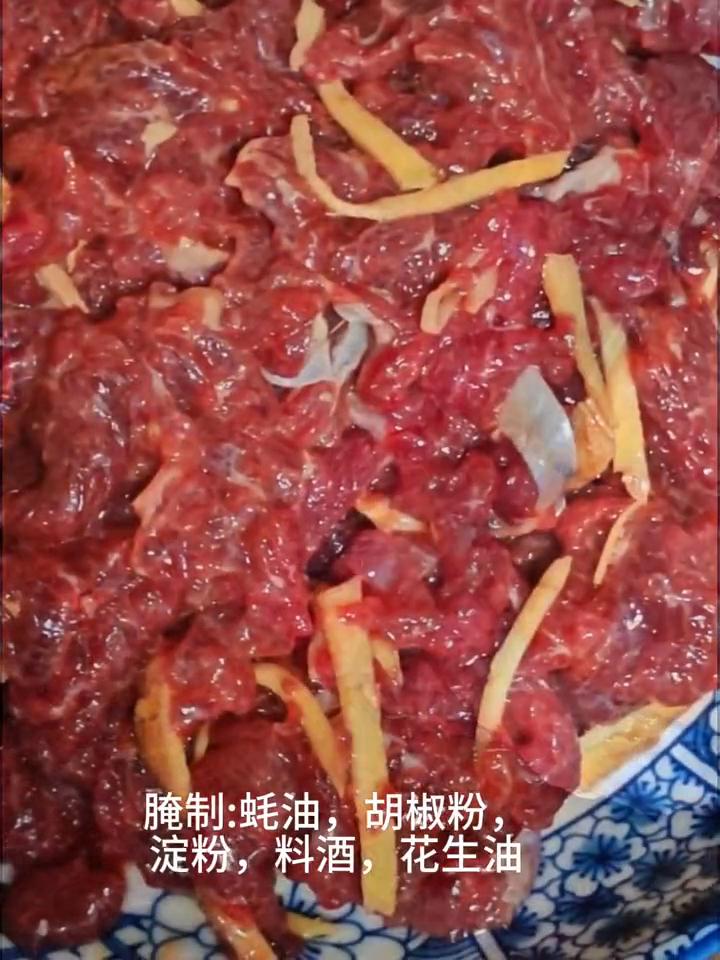 芹菜炒牛肉做法来了。·芹菜洗好，切段。·腌制：蚝油、胡椒粉、淀粉、料酒、花生