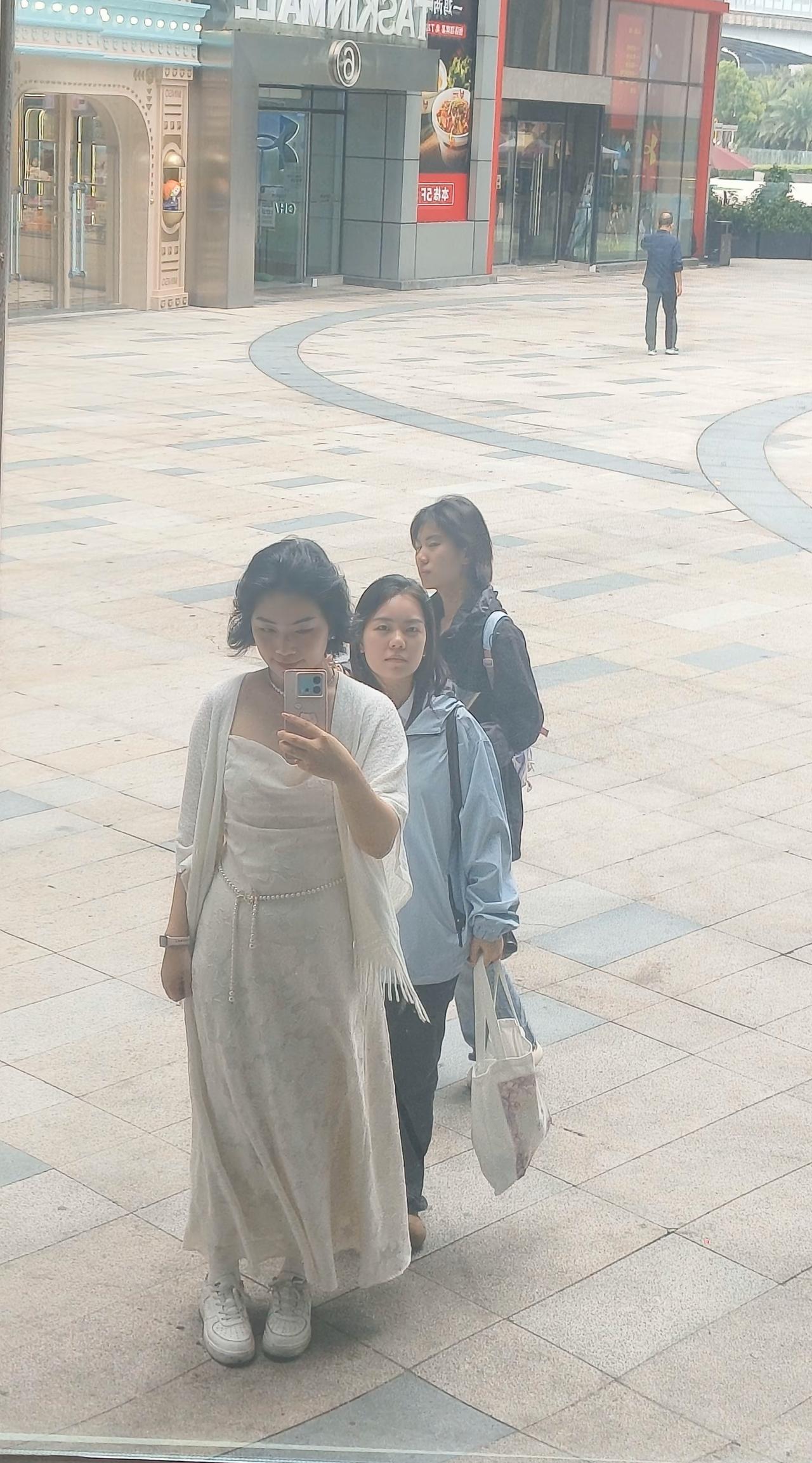 在公司上班，工资不高，两个妹妹来投奔我了。一个裸辞来我这住，一个来我这边实习