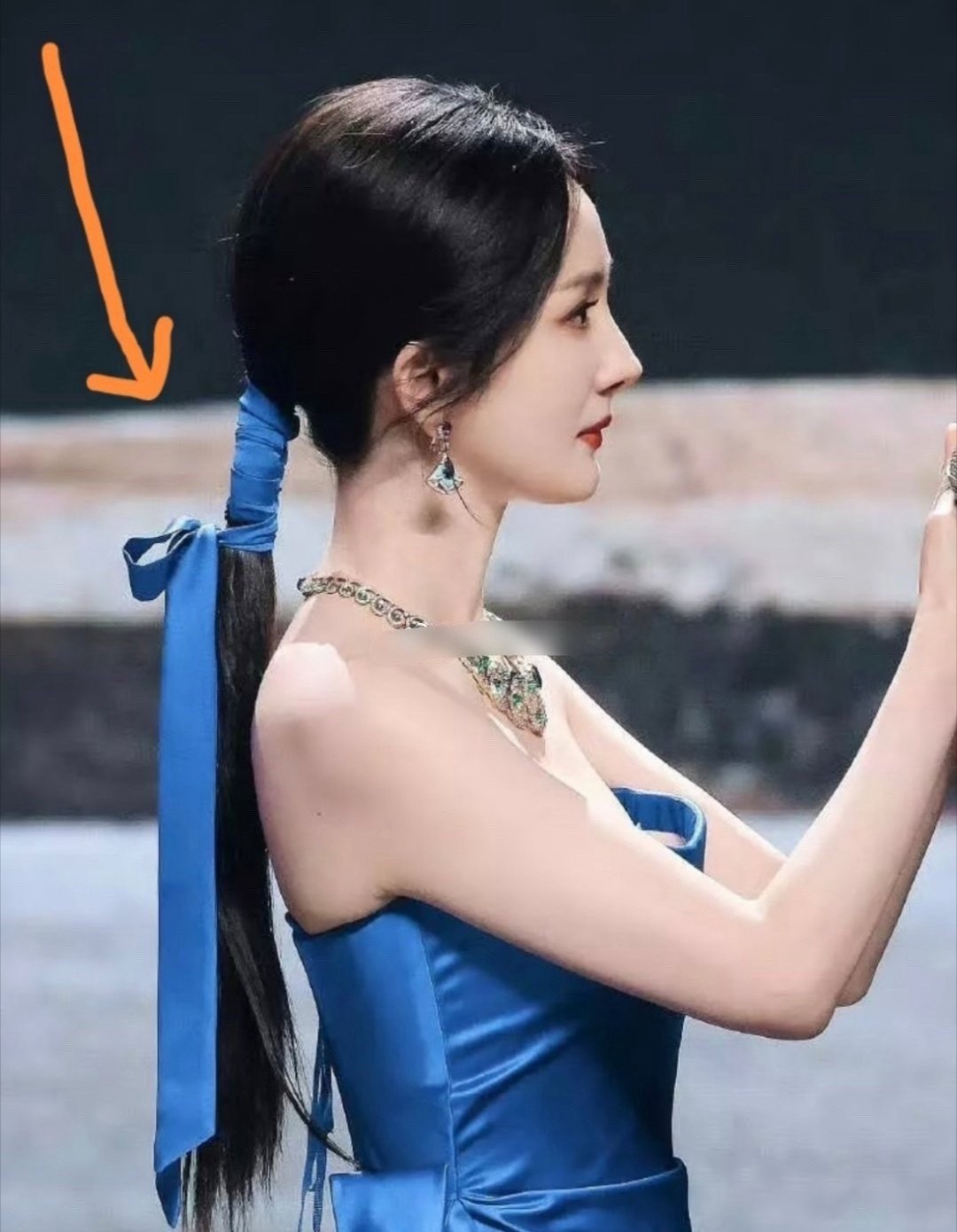 杨幂这种马尾是怎么扎的啊？太显头型了吧！​​​