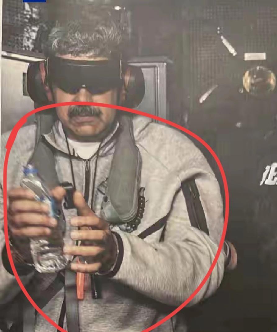 马杜罗被押解三张照片，穿了三套衣服，美军还挺人道，从卧室里抓拽出来的，还让马杜罗