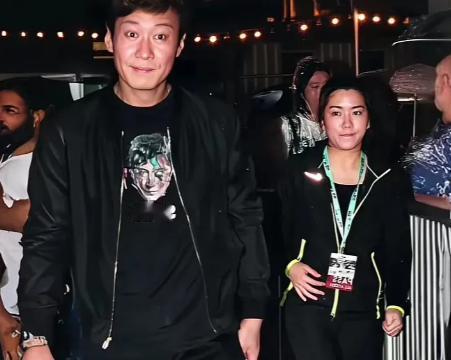 2016年，黎明和助理陈泳仪的合影，2年后，陈助理成了黎夫人。这张合影当时并没有