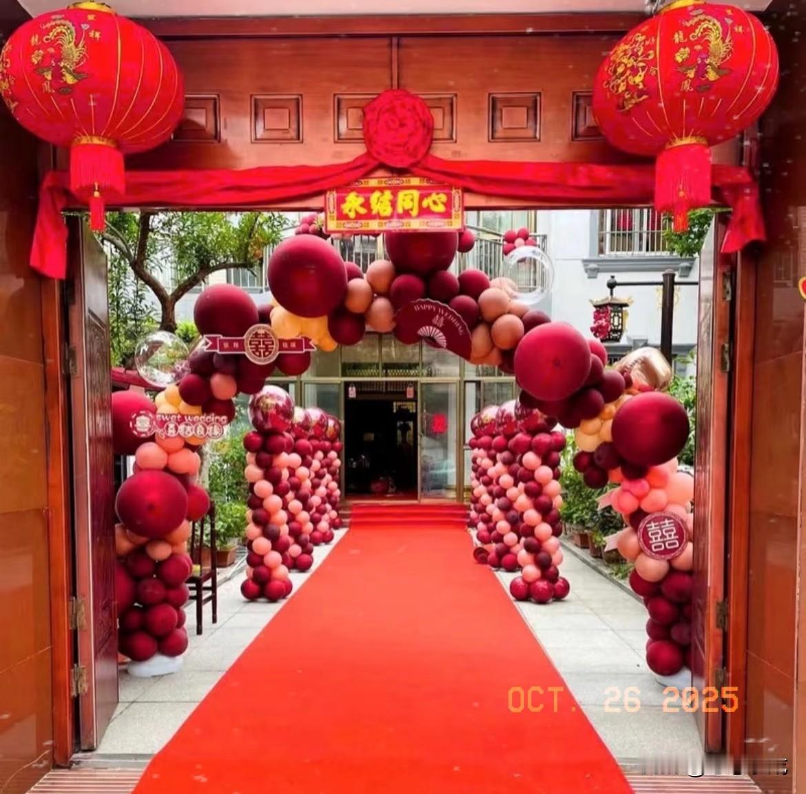 我大学同学昨天结婚,最让人惊掉下巴的是,他居然一个同学都没请!本来以为就算不
