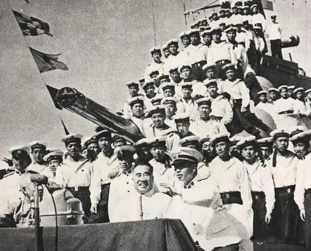 1959年6月，朱德元帅视察海军旅顺基地，听取基地司令员刘华清少将介绍舰艇及海上