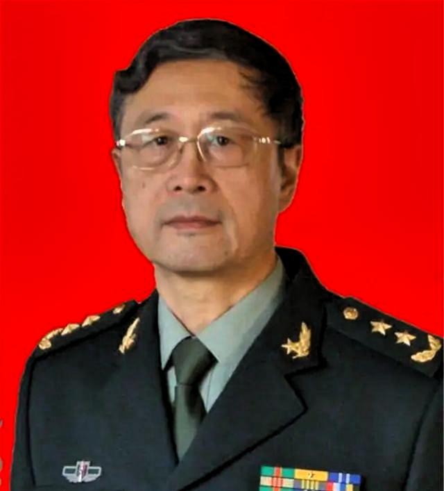 张翔是开国上将张爱萍的长子，早年考入哈军工潜心钻研军工技术，长期在战略导弹部队任