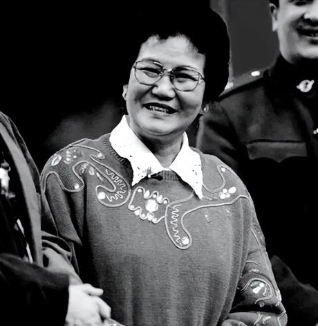 1964年，小叔子盛弘对赵丽蓉说：“嫂子，我哥走3年了，咱俩一起过吧！”赵丽蓉严