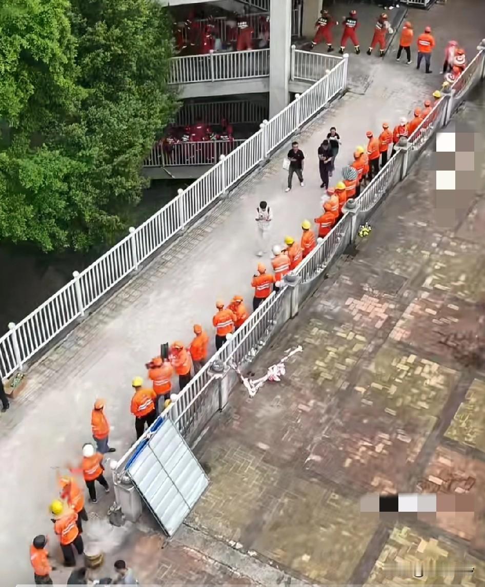航拍视角南宁抢险，消防人员和志愿者拍成“人墙”运沙袋，往破口扔沙袋加固河堤现在