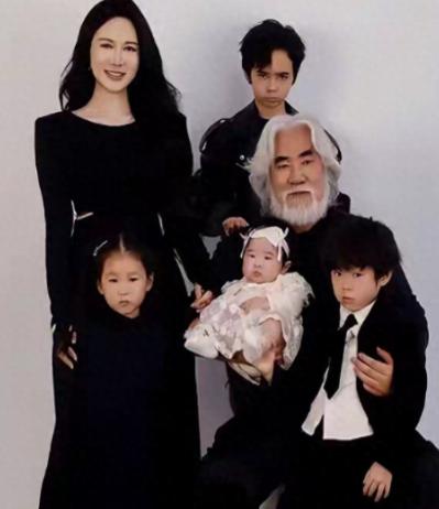 牡丹花下死！“纵欲过度”的张纪中，彻底尝尽老夫少妻的代价。曾经人人艳羡的顶级