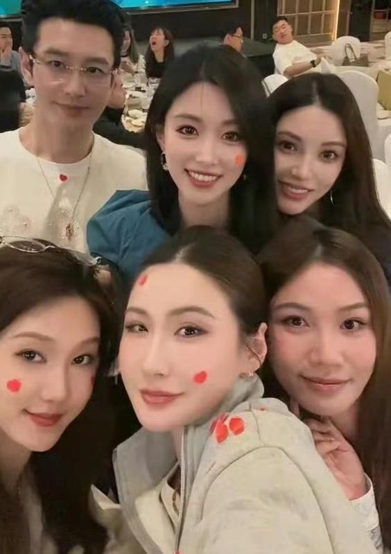 一向对感情格外低调的黄晓明，这次居然大大方方不避嫌了！近日，他被拍到和网传新女友