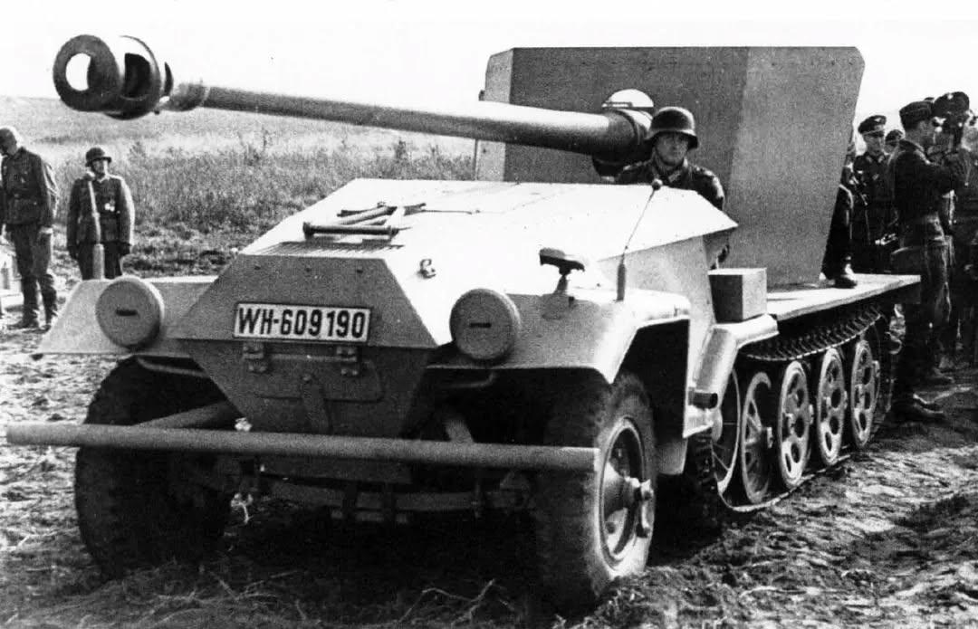 1944年深秋，当纳粹德国为装甲部队短缺而焦头烂额时，克虏伯工厂的工程师们进行了