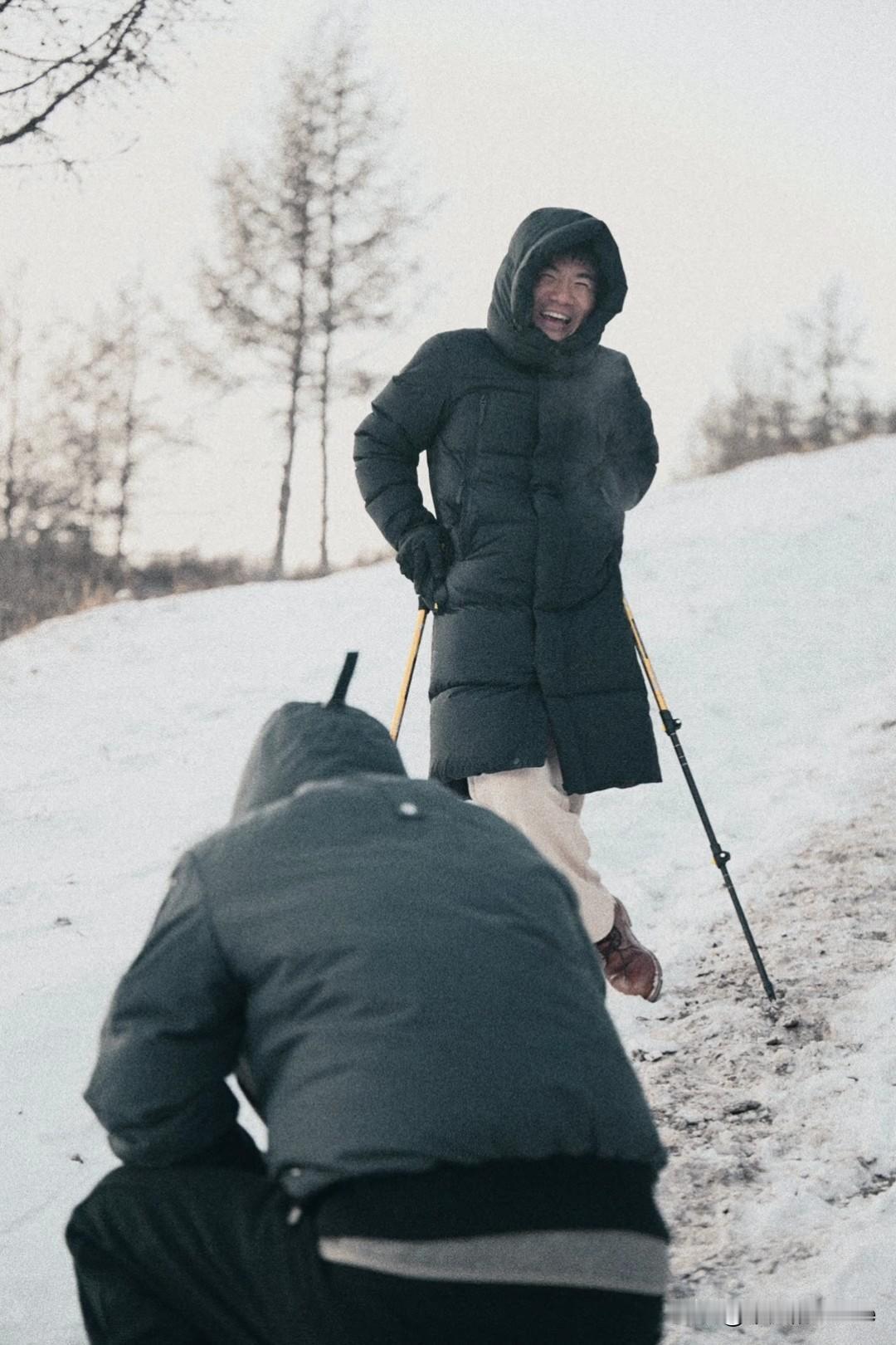 1月25日，与辉同行主播董董更新爬山vlog，同行的还有董宇辉和汉森。董董是