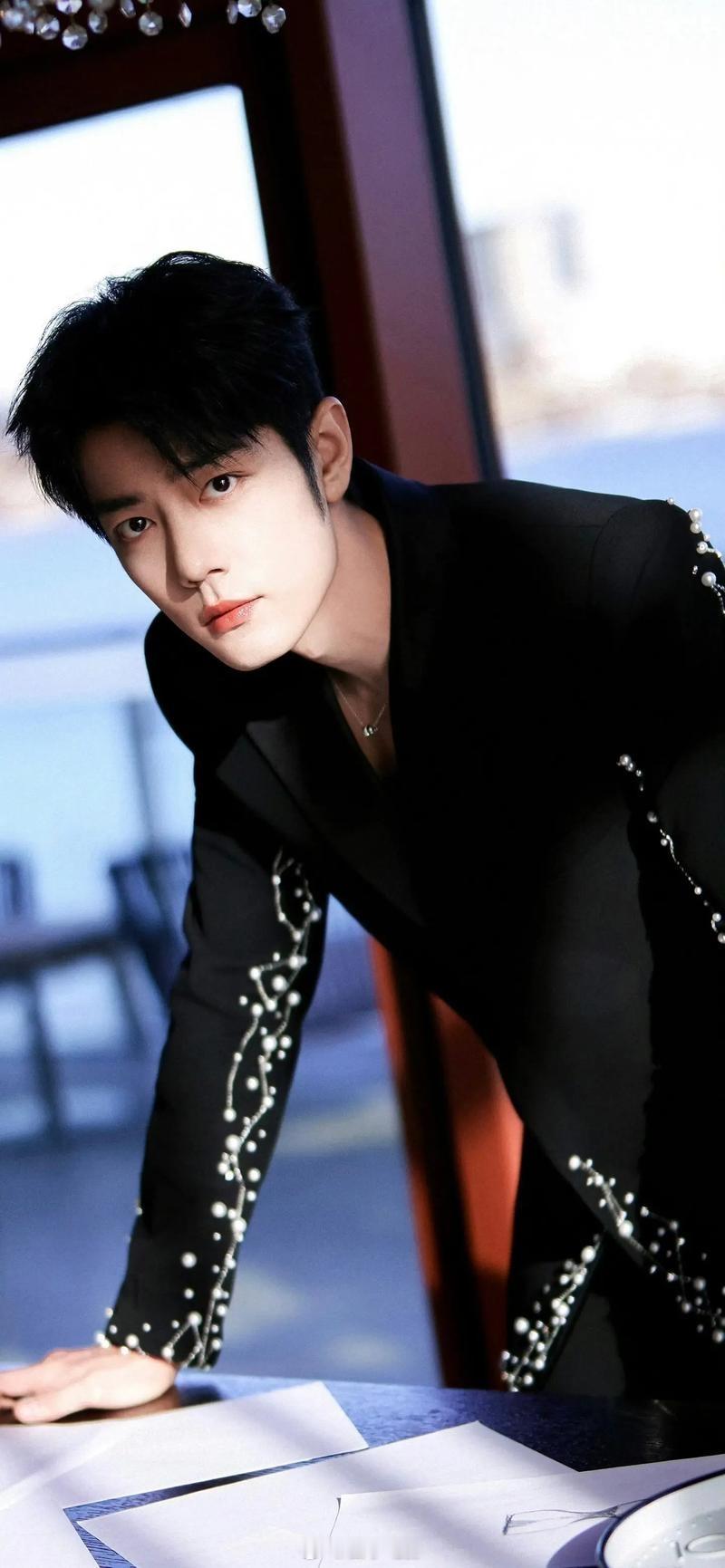 得闲谨制预售总票房破亿又是部预售破1亿的电影，6天时间冲到的。肖战票房号召力大家