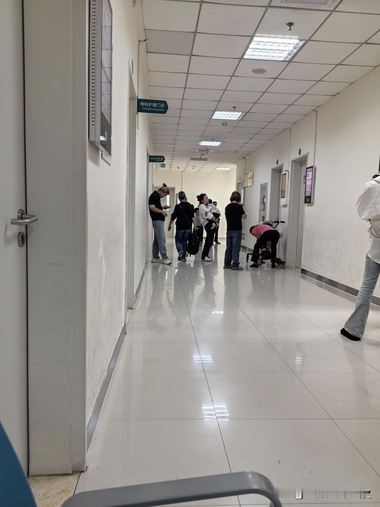 一个爱孙心切的厉害奶奶。昨天下午我带着大宝小柚子去做脖子理疗，在排队等待的过