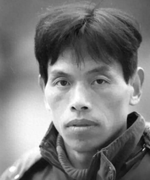 1999年一名23岁的小伙结婚了，新婚之夜他却对妻子说：“我有大事做，希望你能够
