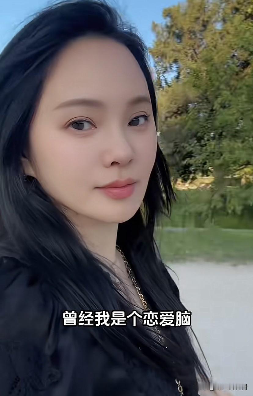 伊能静说，曾经她是个恋爱脑，现在的她却是个爱脑！这句话没毛病，只是爱脑这个词第一