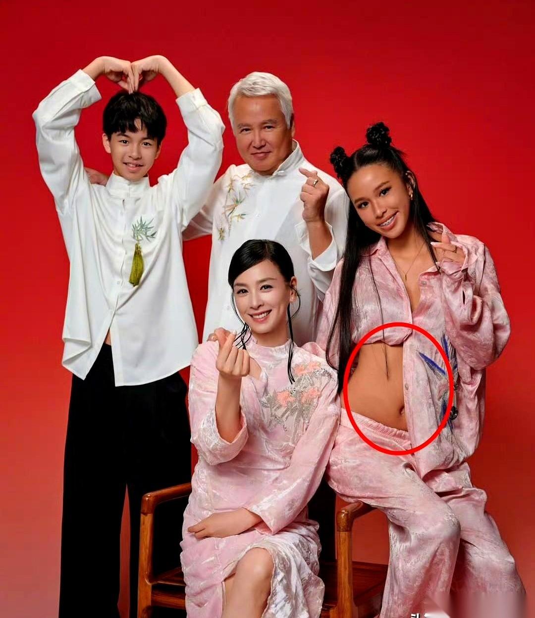 刷到张庭的全家福，我第一反应是恍惚。恍惚了那么一两秒，然后才是震惊。点开评论