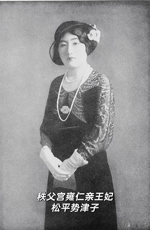 自己出身不合格，咋还带头抵制美智子？美智子是第一位嫁进日本皇室的平民。订婚前