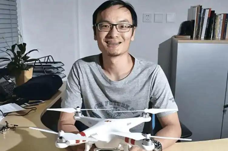 消失整整十年的科技圈神秘大佬、大疆创始人汪滔，终于在2026年4月9日接受《晚点