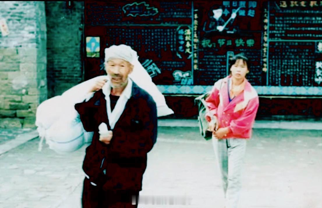 1995年，陕北。老农送女儿上中专，那会儿不止高考一条“独木桥”，上中专也分配工