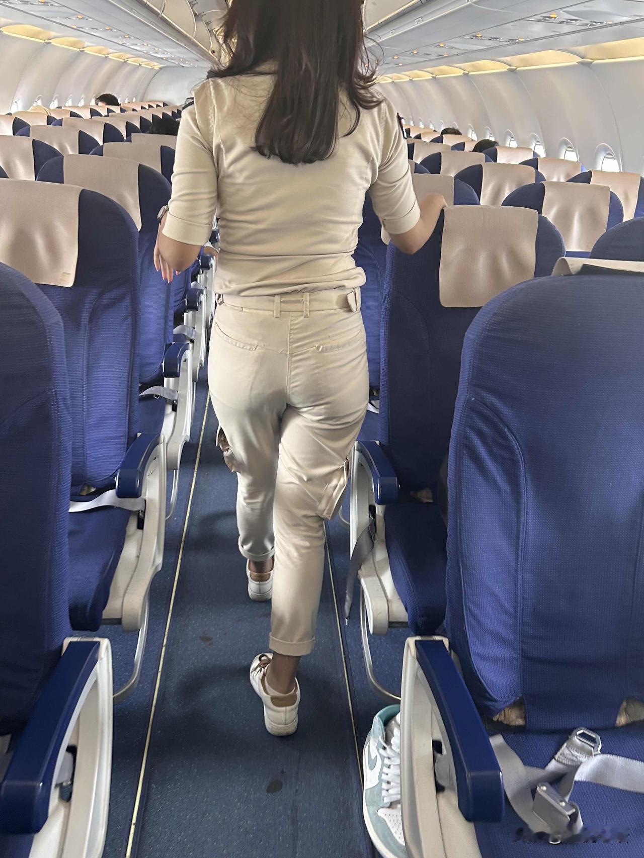 印尼空姐制服真的绝了！不再是高跟黑丝那一套，换上了干练又方便的新设计。感觉下