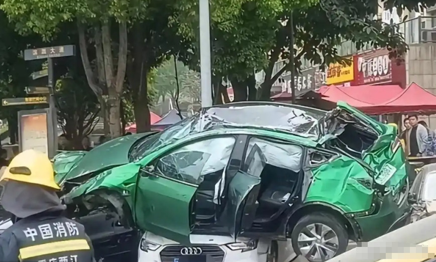 特斯拉最近出了两次大事故，每次出事故都搞得车辆变成废铁，可网络上却没有骂特斯拉
