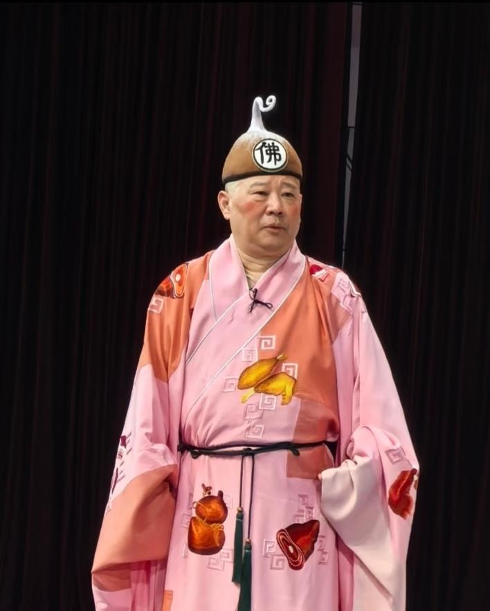 明眼人其实都能看出来，郭德纲之所以取消西安演出，不仅是因为改歌词被全网吐槽，