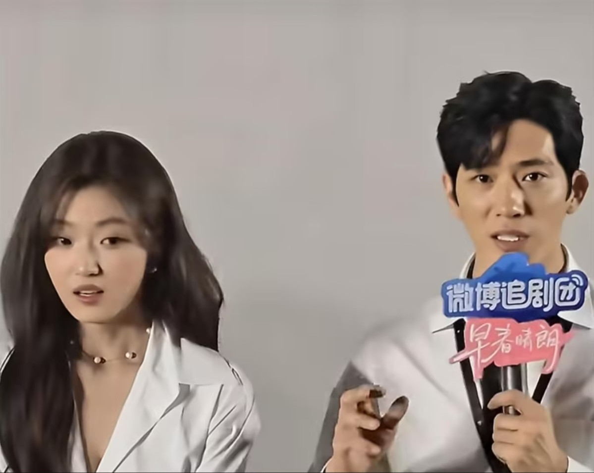 井柏然立flag：剧热度破万就把私服和房子送给白敬亭。结果白敬亭真信了，转剧宣图自己P字“谢谢哥”，