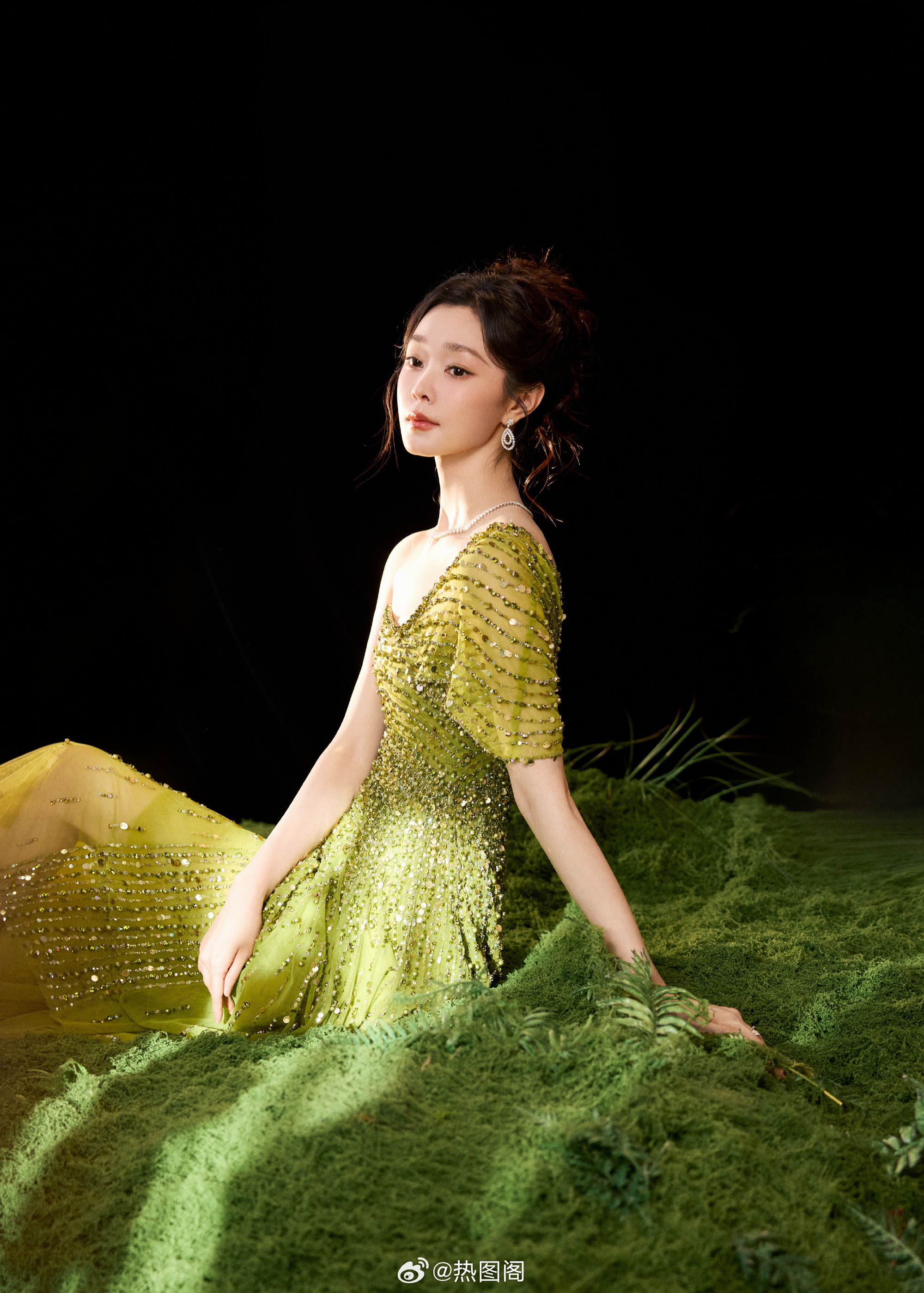 宋轶，身着绿色纱裙，满目清新优雅格调。宋轶热图阁公众号