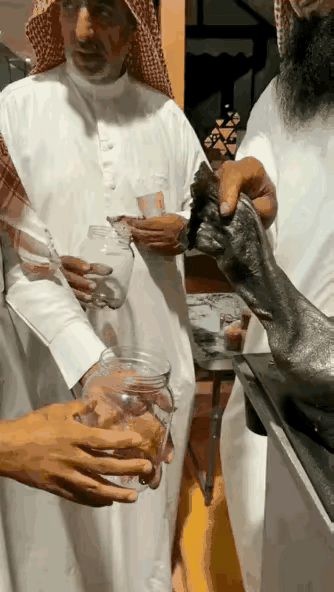 头上顶块布，全球我最富。中东土豪流行饮用“液体黄金”，喝一小口能顶普通人一年的工