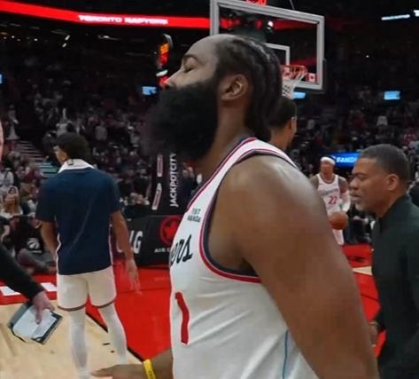 哈登三分15中2仍率领快船赢球！而且是逆转击败了东部第四的猛龙，这位老将的油箱里