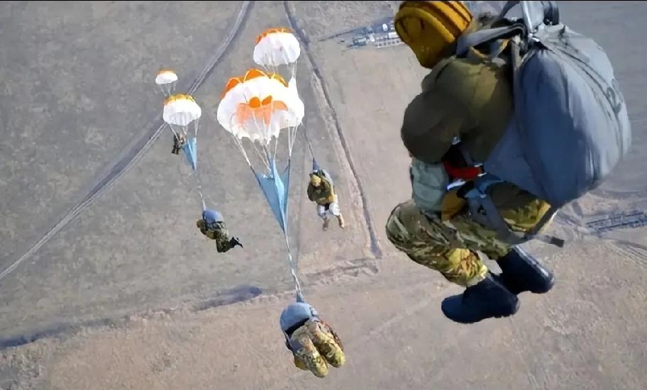 笑得肚子疼，印度伞兵跳伞，33人跳出飞机，全部阵亡，最后死了34个人，话说201