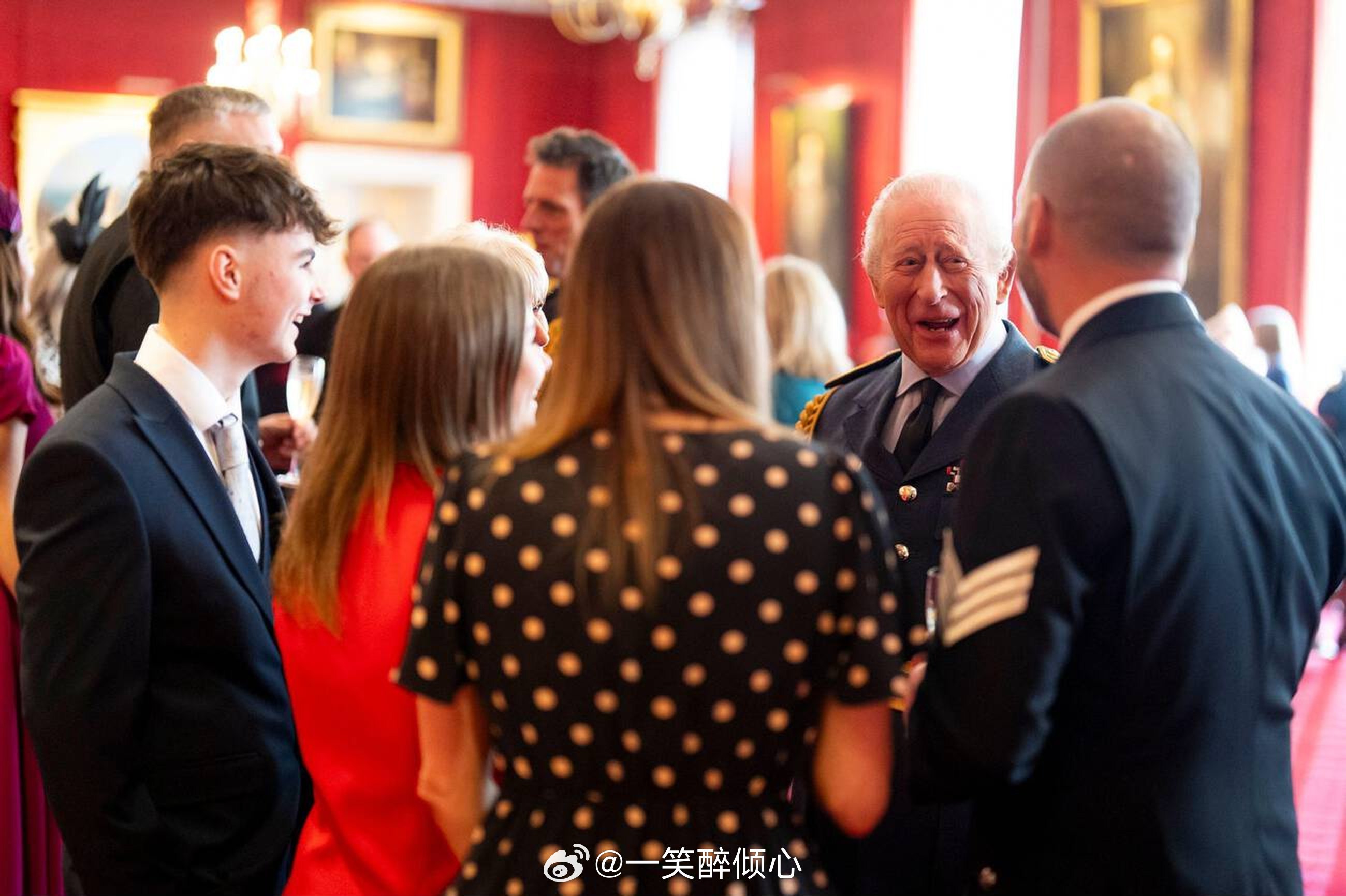 英国王室今天查尔斯三世在伦敦圣詹姆斯宫主持本年度第2️⃣场授勋仪式，即英国王