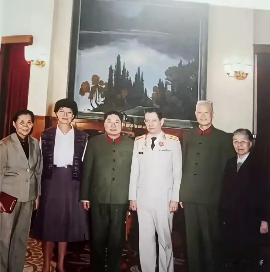 1984年10月7日，时任解放军总参谋长杨得志将军（左三）与夫人申戈军（左一）和
