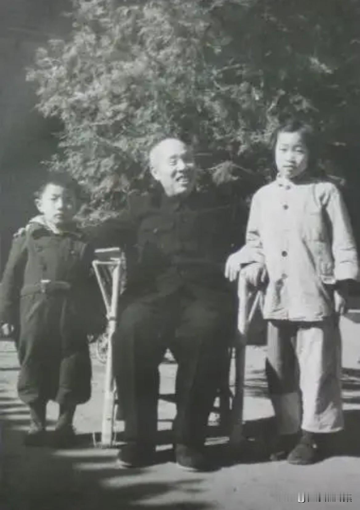1950年4月，北京，董必武同志与女儿董良翚、幼子董良翮的温馨合影。董必武同志经