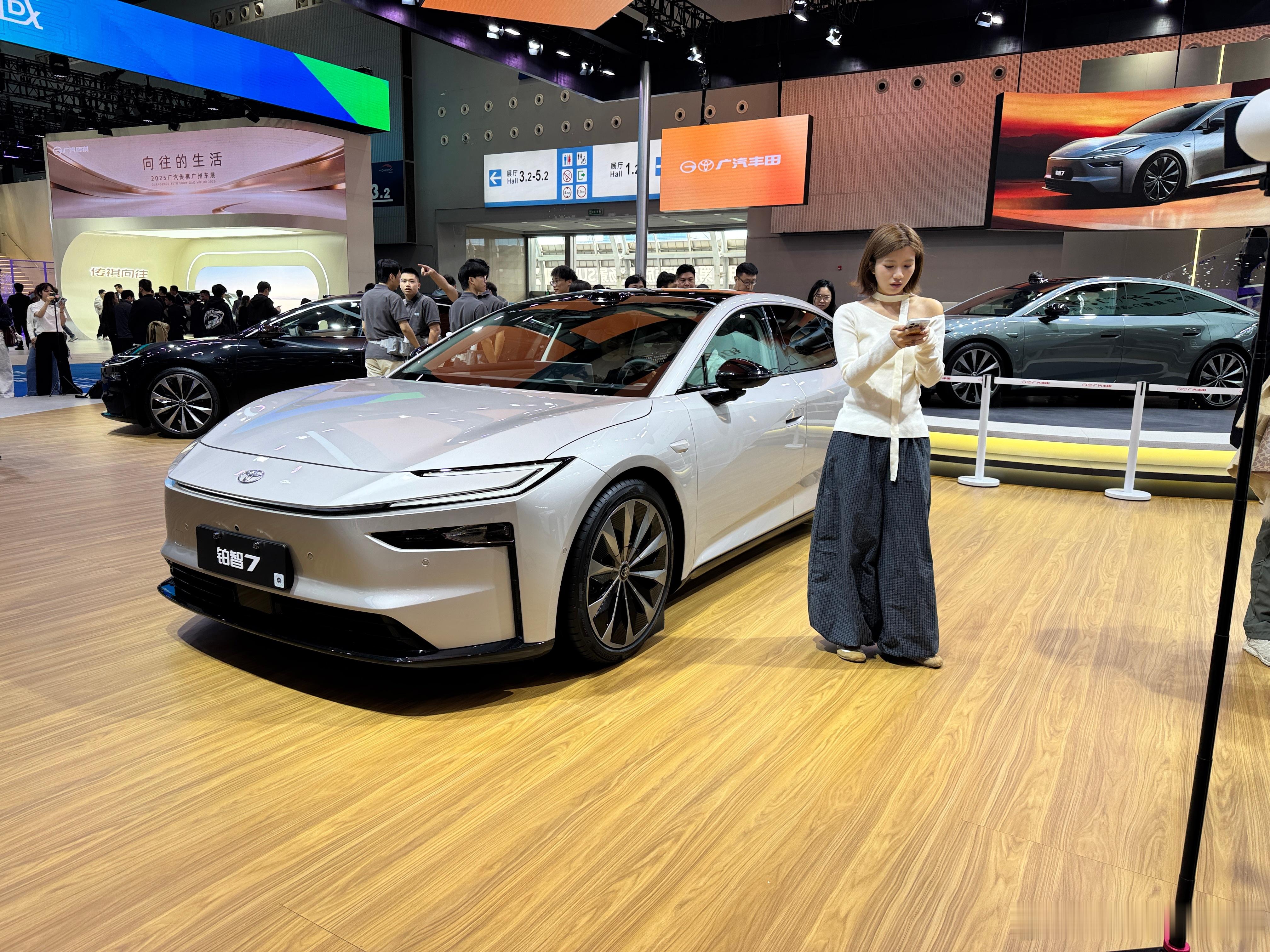 广汽丰田合作渐入佳境这台车丰田现地开发的程度大大提升了这台车造型上十分有皇冠se