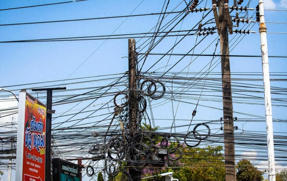 日本专家：为什么中国要放弃电线杆用昂贵的地下电缆？看完才懂基础设施的选择从来