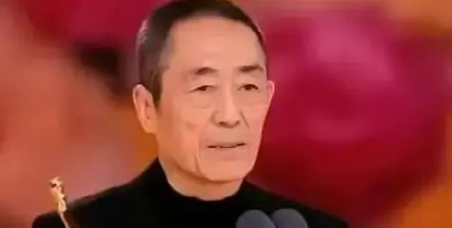 76岁的张艺谋，在百花奖上脸都快僵了，旁边年轻的女主持，当着全国观众的面，一口一