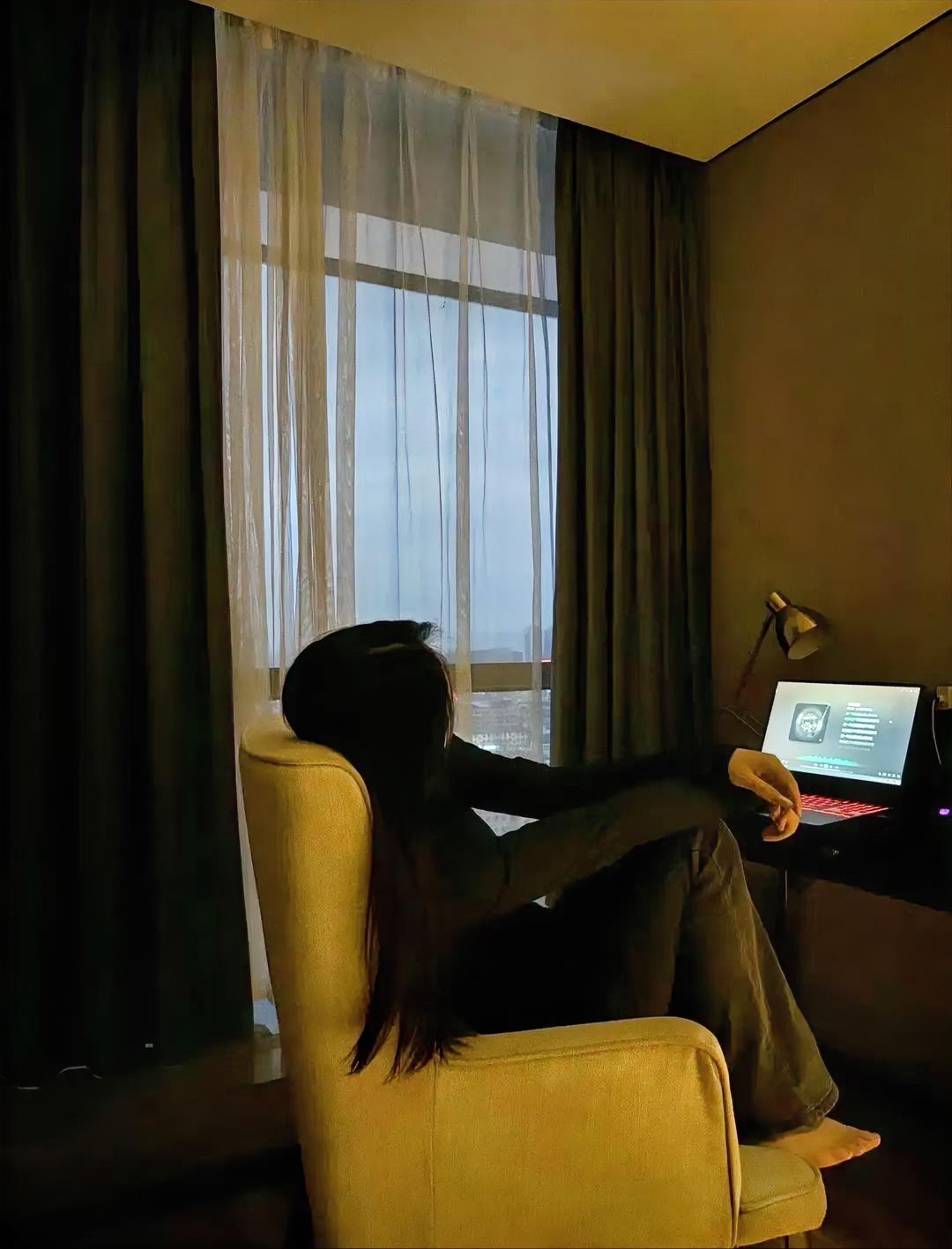 奉劝大家，晚上，千万不要，一直熬夜。熬夜对身体的伤害远不止表面看到的这些。身