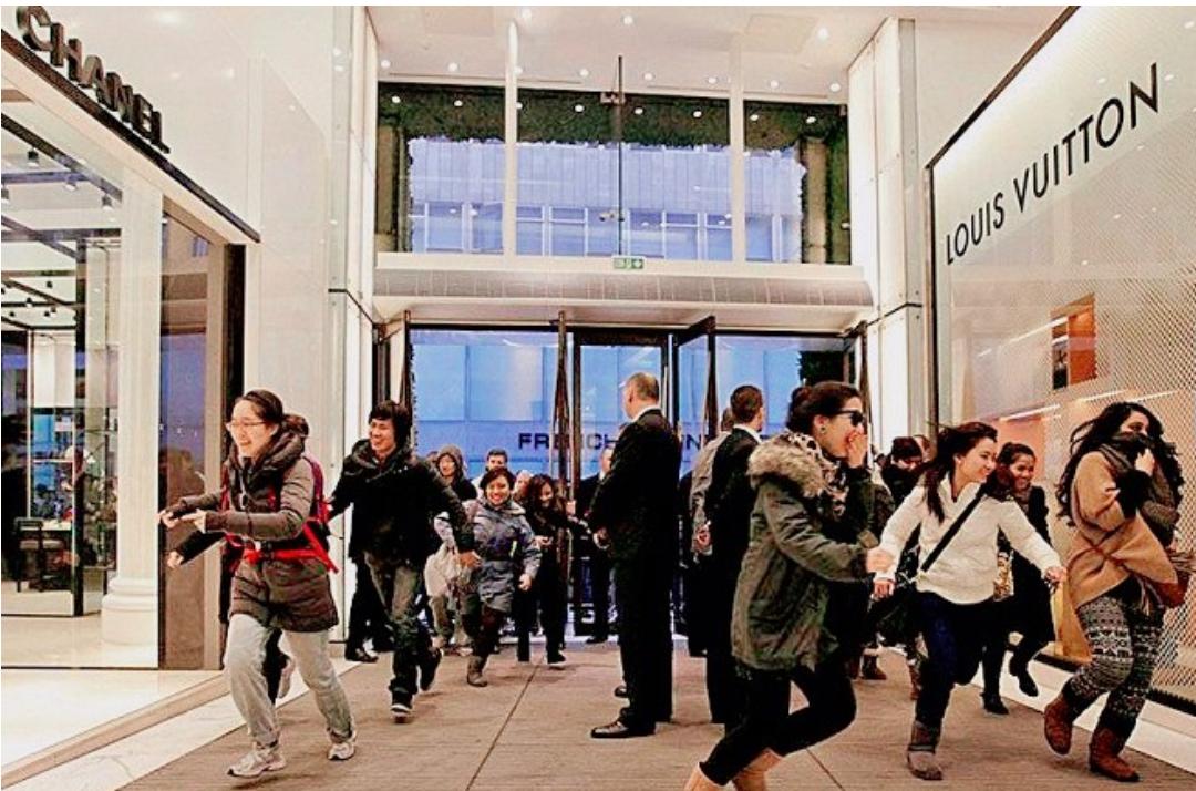 中产疯抢300元羽绒服，这是一个不容忽视的强烈信号！最近发生了一件“怪事”，