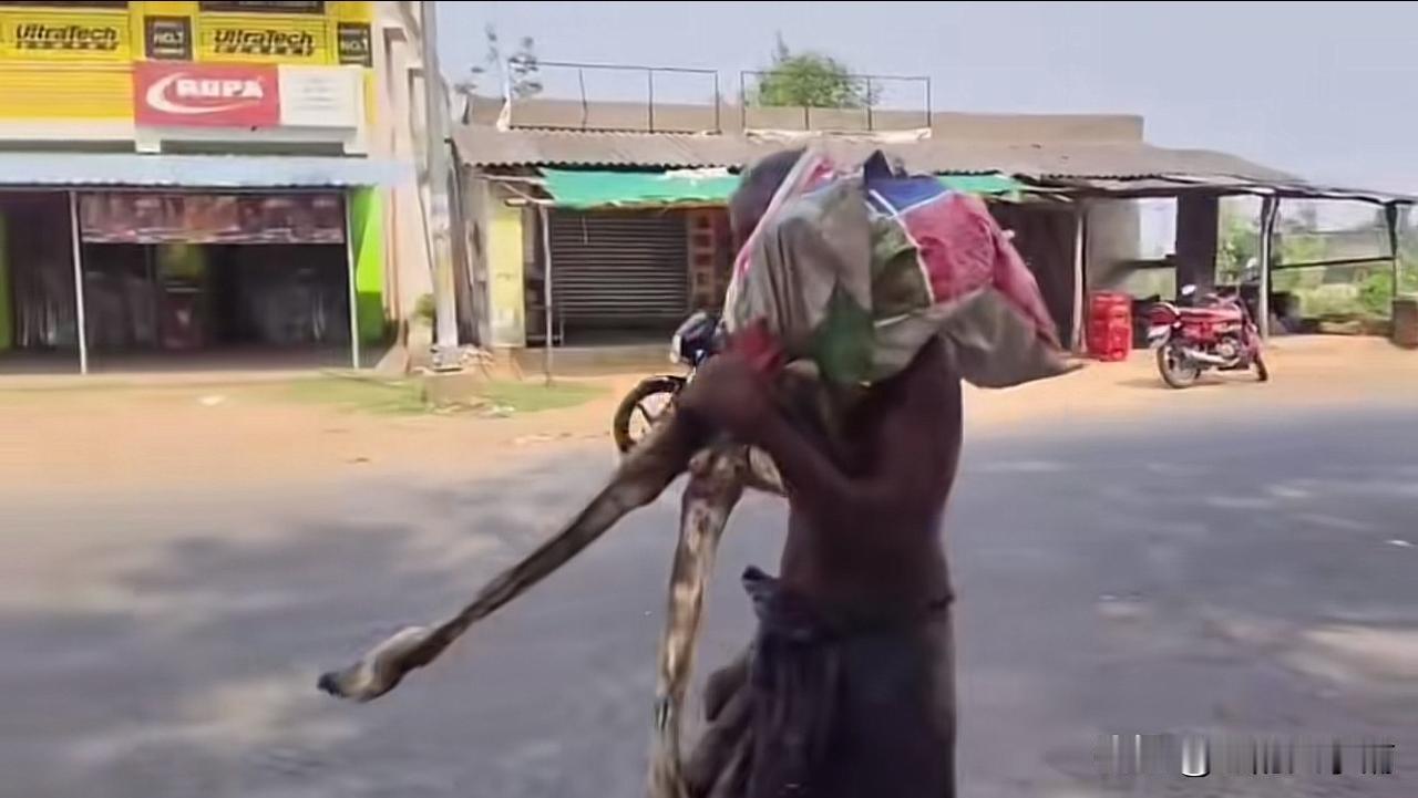 好吓人，印度男子扛着姐姐尸骨去银行取钱！只因姐姐存的1400元要本人取！男子