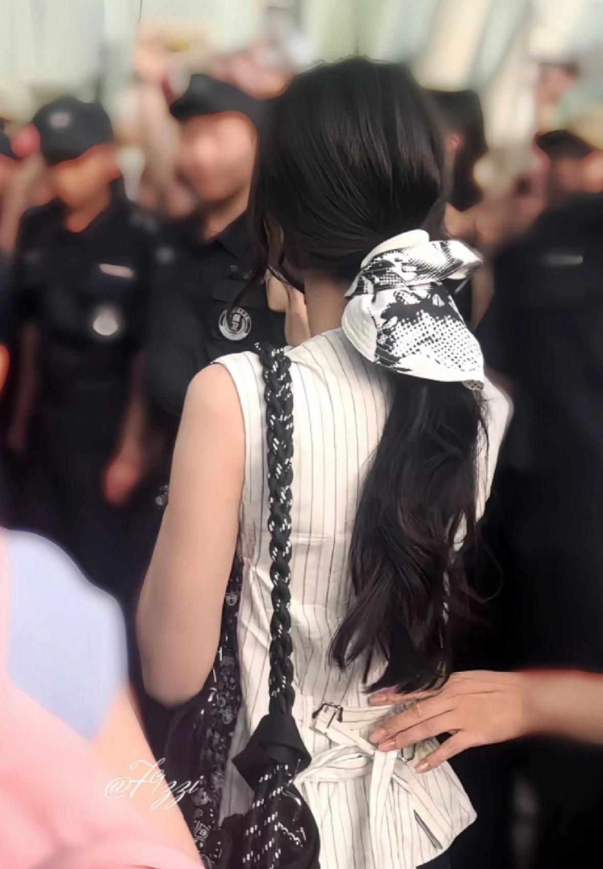 看背面：这是哪位纤细薄背乌发美女姐姐完全就是漫画女主背影转到正面哦那没事了…