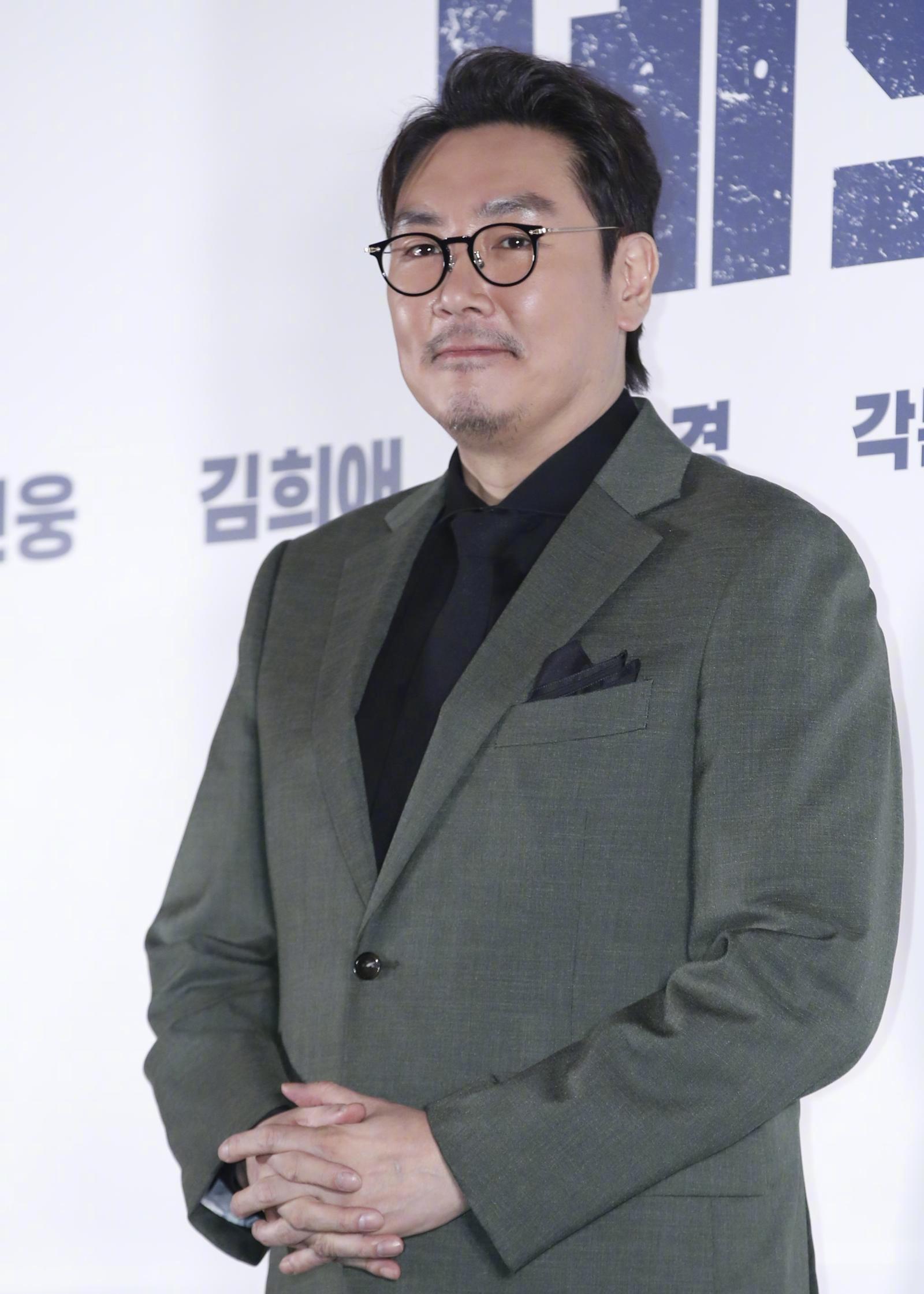 赵震雄宣布退出演艺圈。赵震雄通过公司说："由于我过去的不光彩的事情，让信任和支持